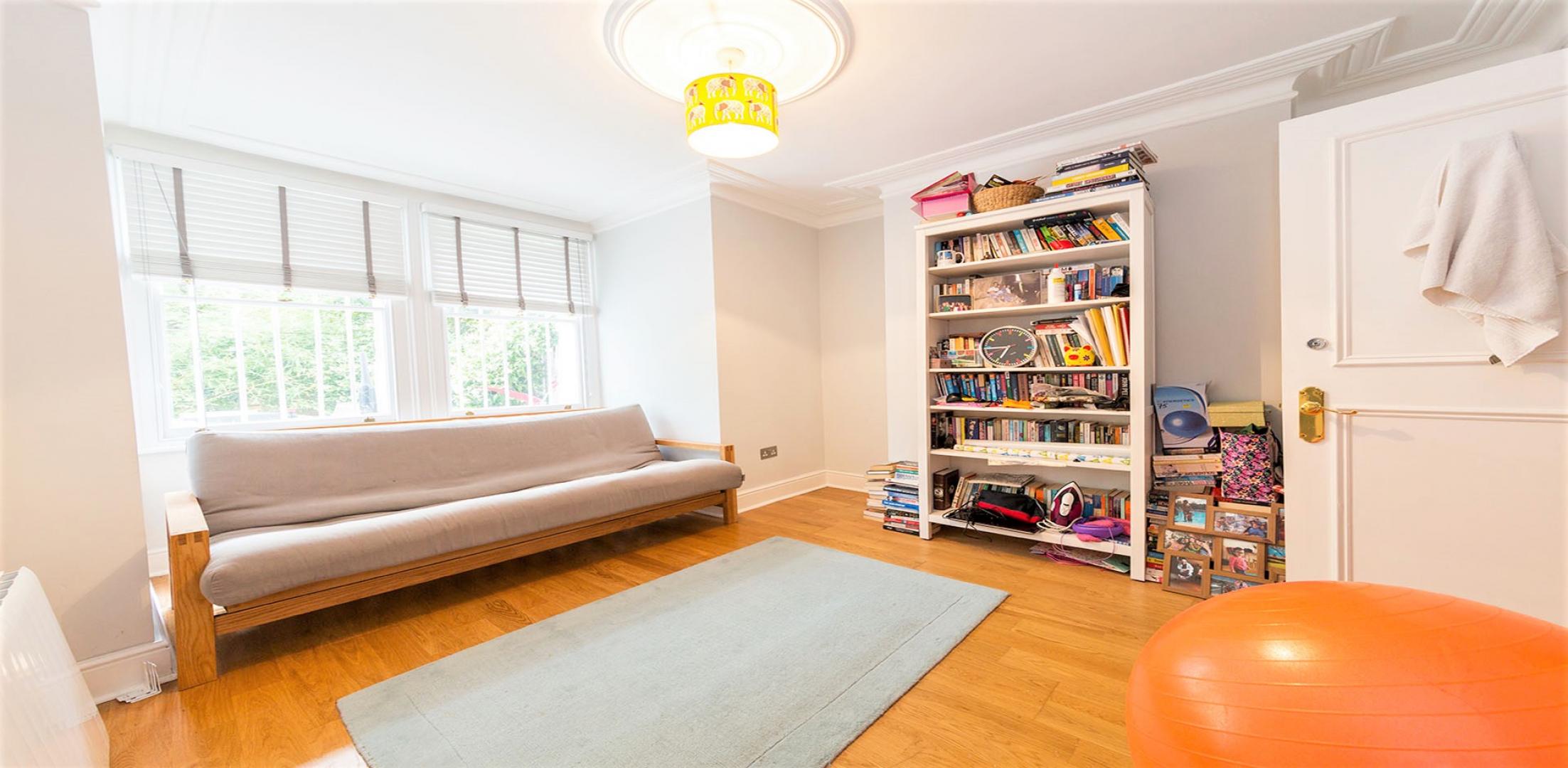 			PRIVATE GARDEN, 3 Bedroom, 3 bath, 1 reception Flat			 Christchurch Avenue, KILBURN
